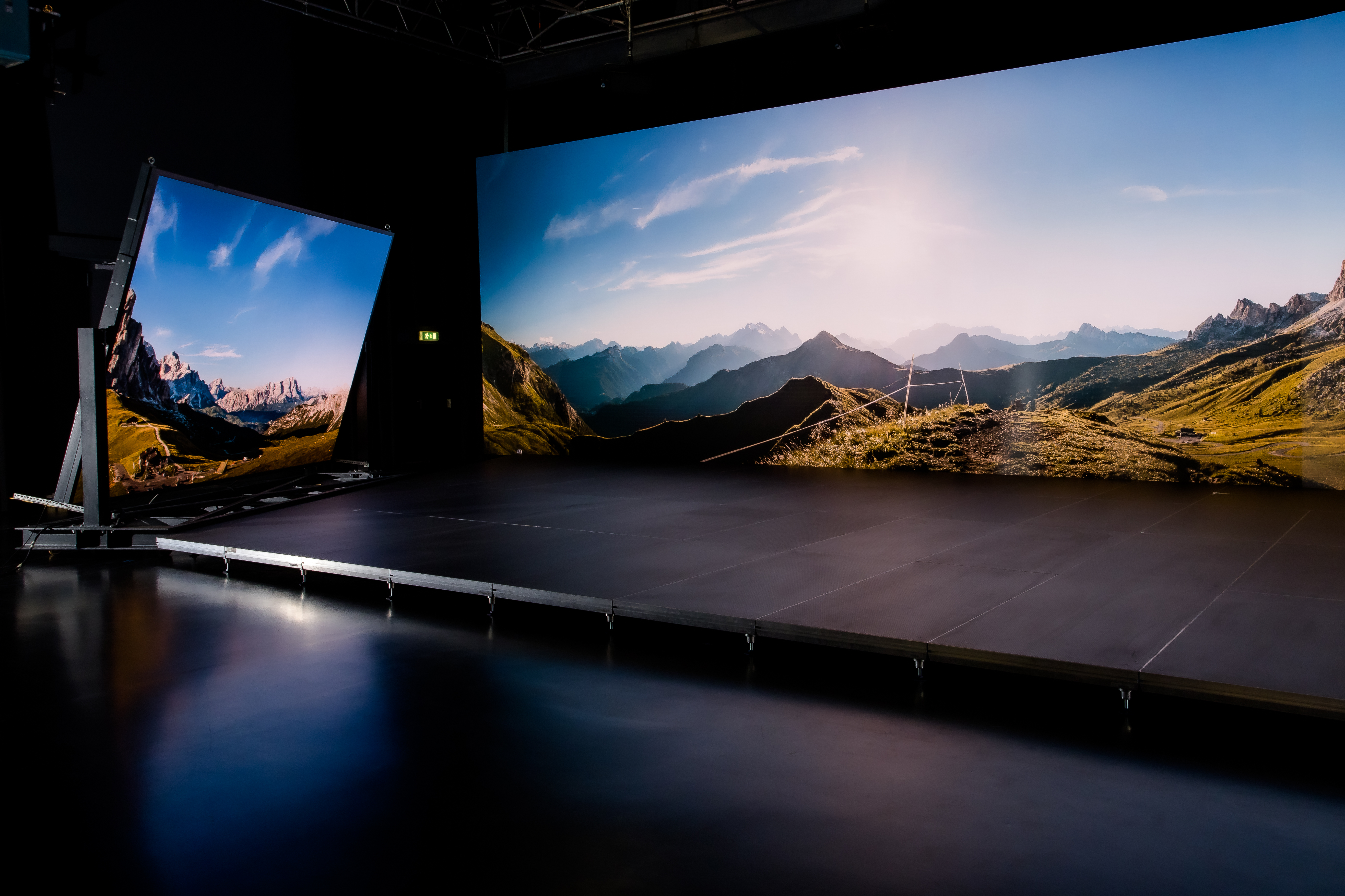 LED Wall with Reflection Panel